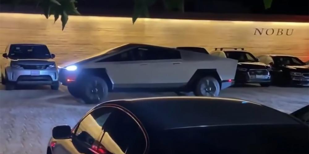 Видео: Илон Маск сбил ограждение за рулем Tesla Cybertruck