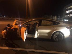 В США Tesla Model 3 в режиме автопилота протаранила припаркованную полицейскую машину