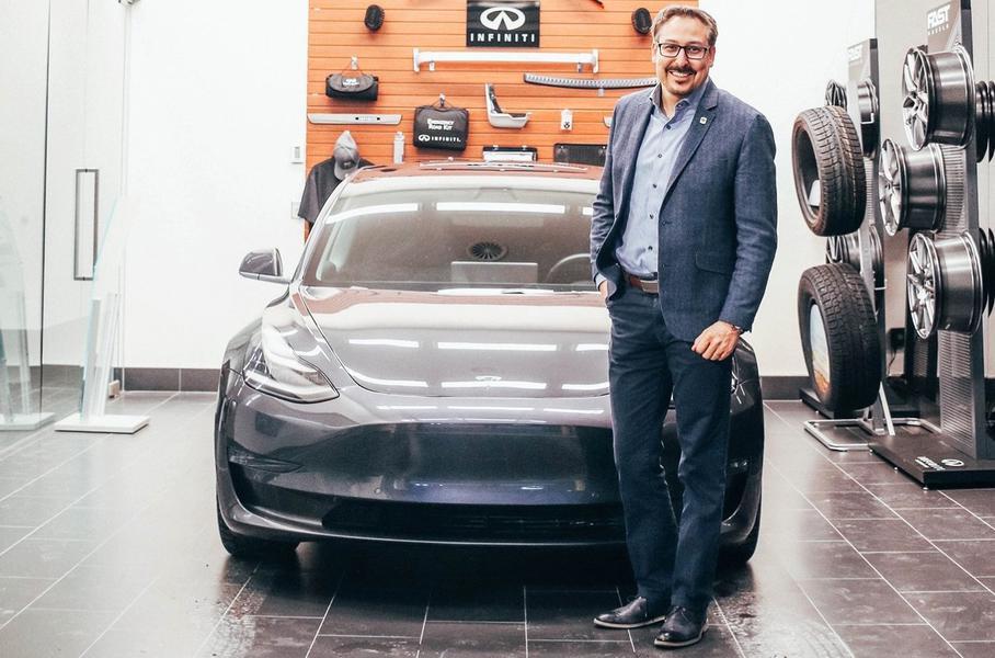 Дилер Infiniti продал клиенту Tesla, потому что у марки пока нет электрокаров