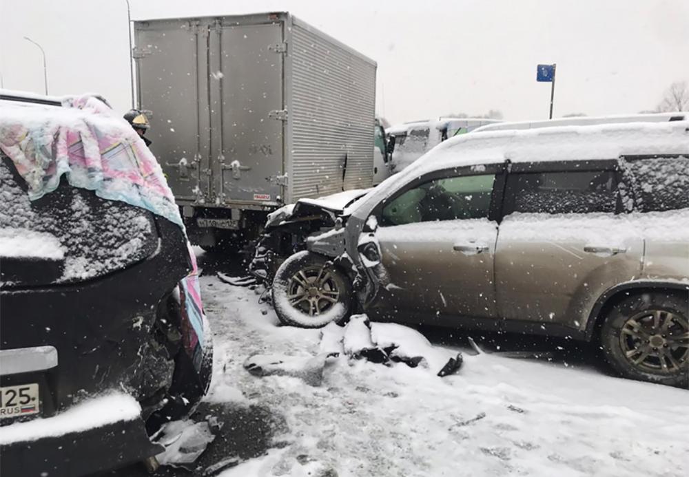 Под Владивостоком в аварию попали 48 автомобилей