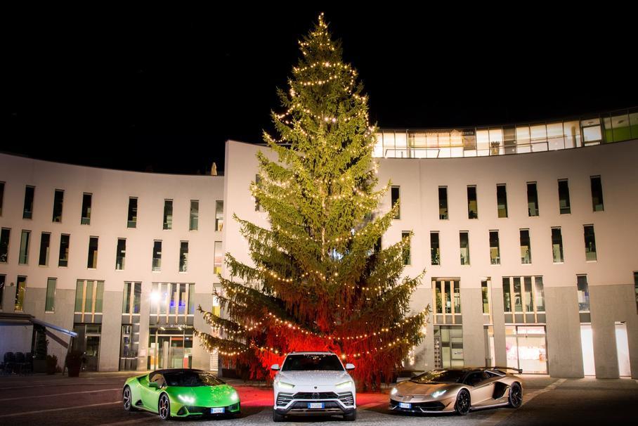 Lamborghini отправила суперкары в рождественский пробег по Италии