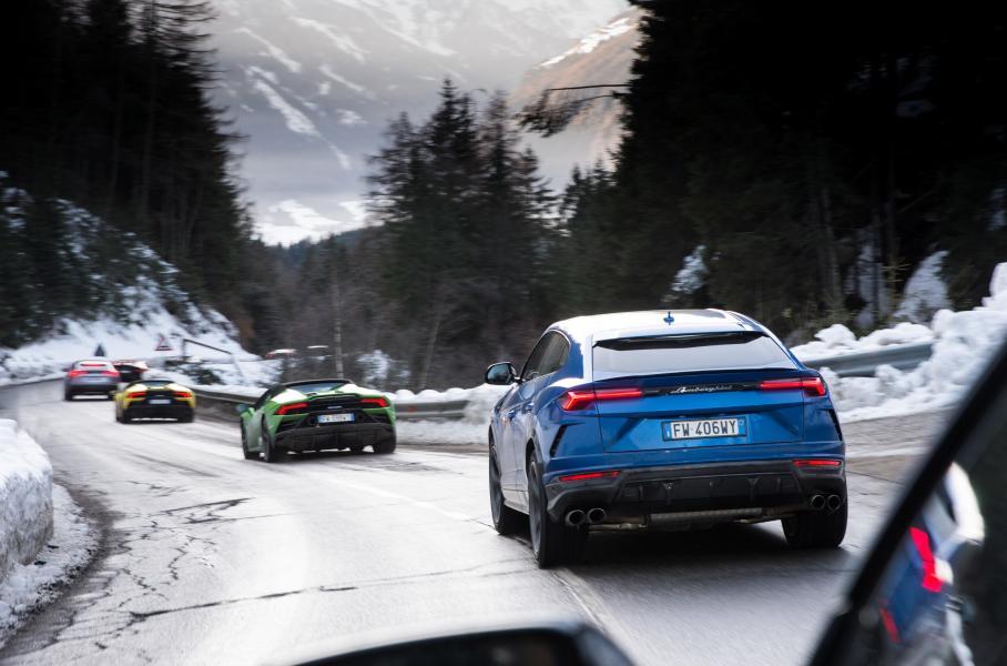  Lamborghini отправила суперкары в рождественский пробег по Италии