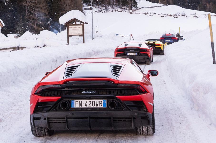  Lamborghini отправила суперкары в рождественский пробег по Италии