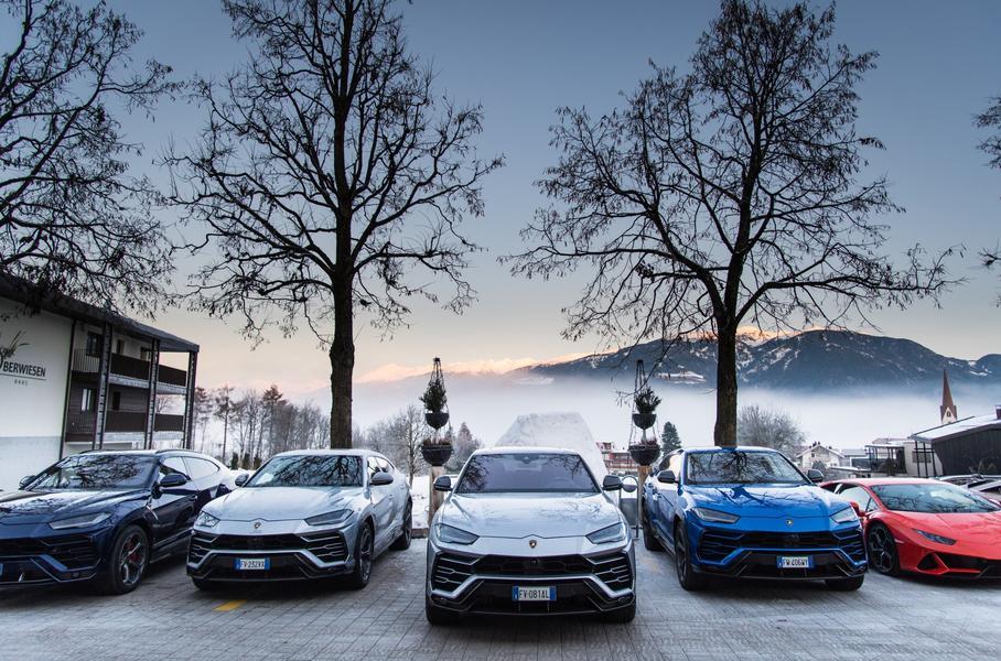  Lamborghini отправила суперкары в рождественский пробег по Италии