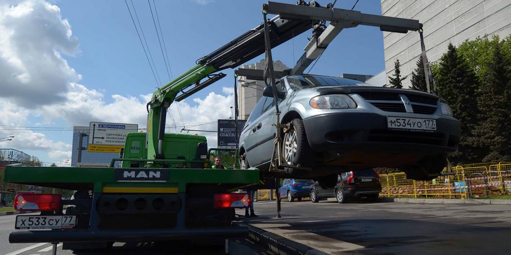 В Москве подорожает эвакуация неправильно припаркованных автомобилей