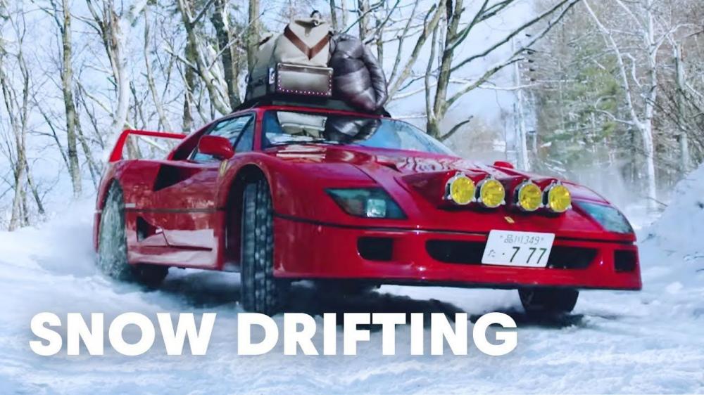 Посмотрите на роскошный снежный дрифт классической Ferrari