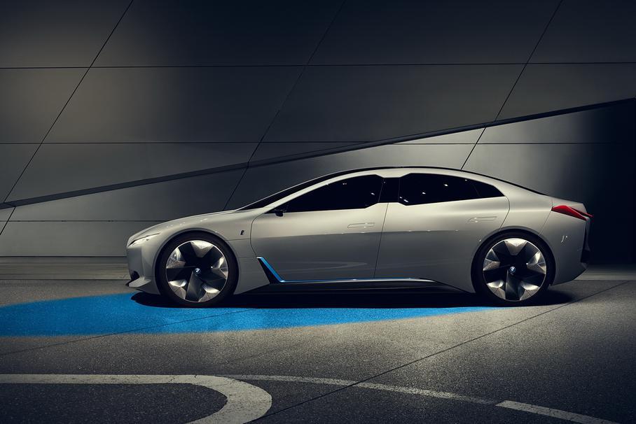 BMW подготовит электроседан для конкуренции с Porsche Taycan