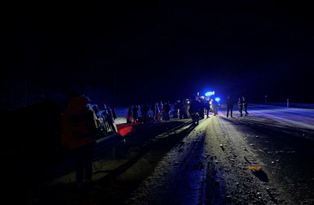 В Эстонии перевернулся автобус с пассажирами из Петербурга