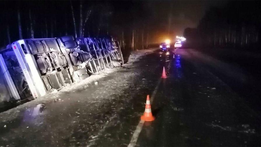 Автобус с пассажирами улетел в кювет под Псковом