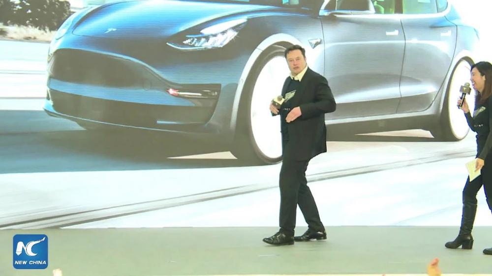 Илон Маск станцевал на открытии нового завода Tesla