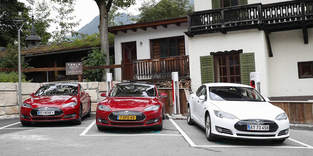 Электрокары Tesla научат разговаривать с пешеходами
