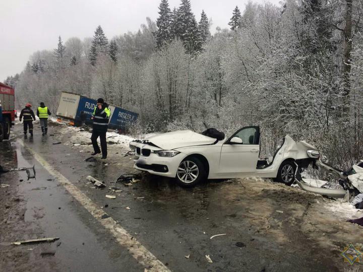 Под Крупками BMW разорвало на части после столкновения с фурой