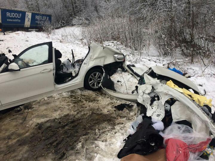 Под Крупками BMW разорвало на части после столкновения с фурой
