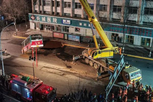 В Китае автобус провалился в дыру в асфальте, погибли шесть человек