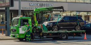Власти Москвы назвали число эвакуированных автомобилей без номеров