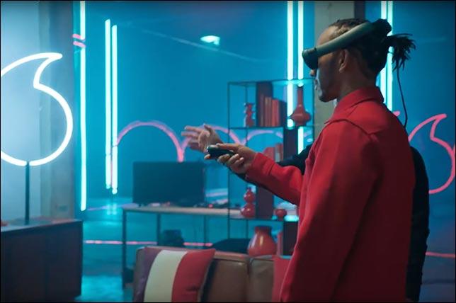 Льюис Хэмилтон снялся в рекламе Vodafone 5G