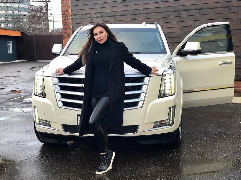 Лишенная водительских прав Наталья Бочкарева решила продать Cadillac