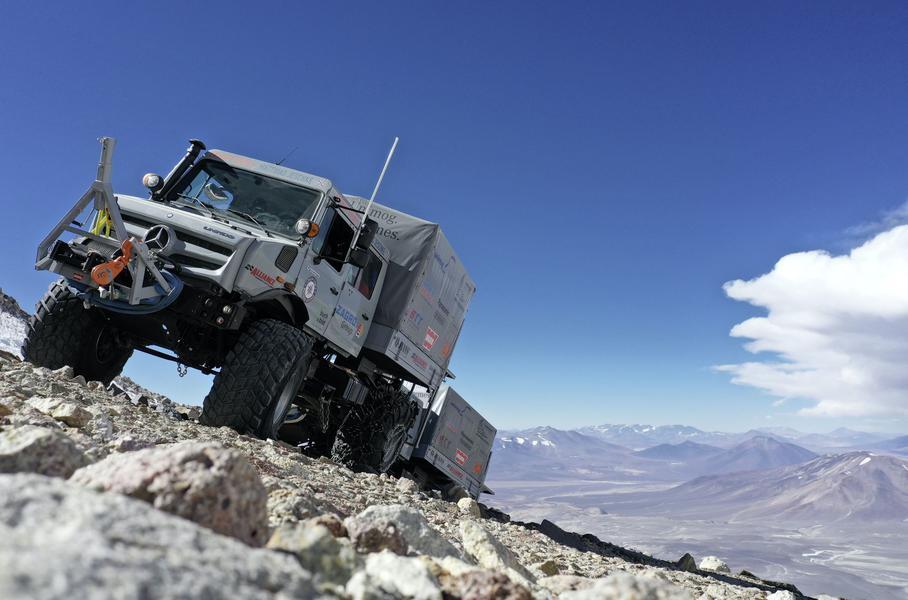 Вездеход Unimog заехал на рекордную для автомобилей высоту