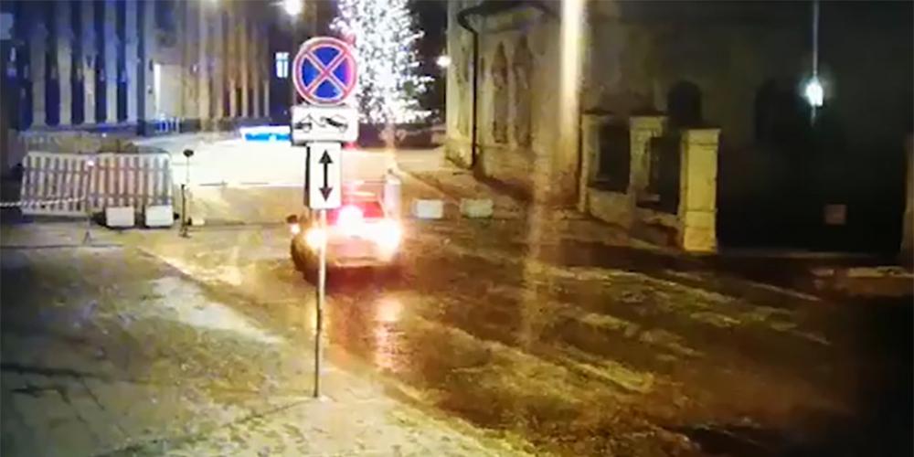 Автомобиль каршеринга протаранил здание полиции на Петровке