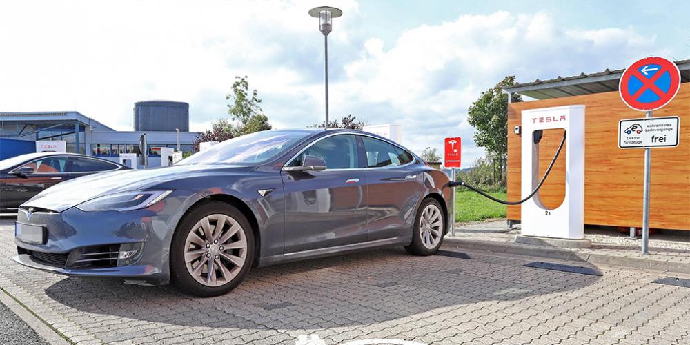 Tesla сделала бесплатными электрозаправки в Китае из-за коронавируса