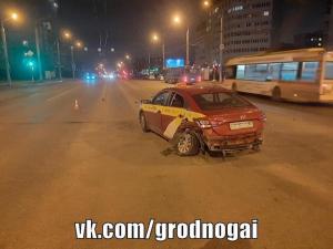 В Гродно внедорожник поехал на красный и врезался в такси
