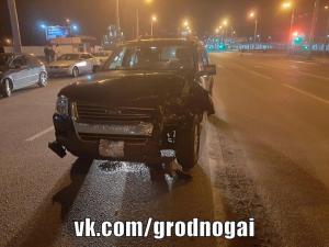 В Гродно внедорожник поехал на красный и врезался в такси