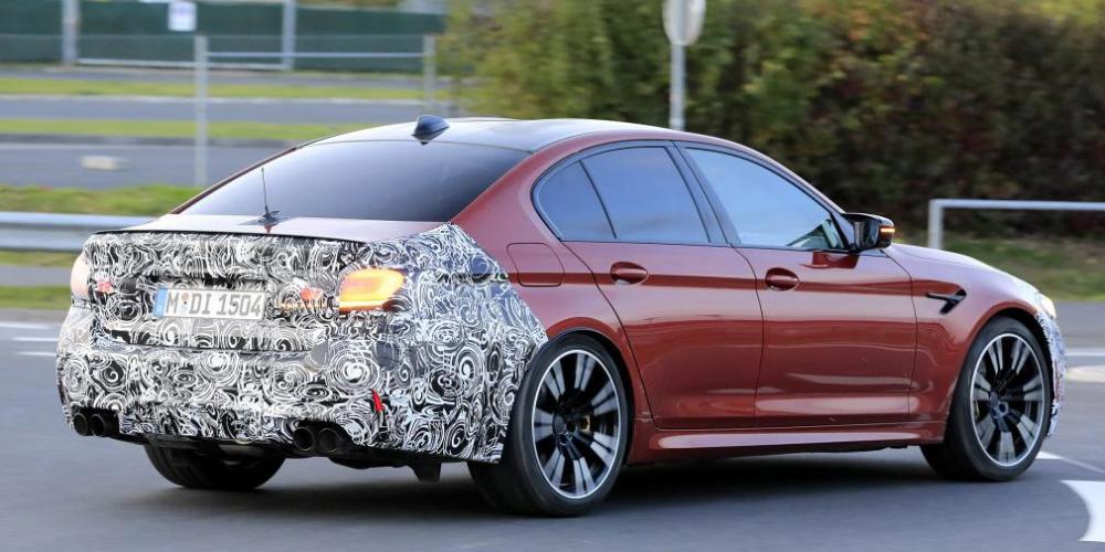 BMW вывела на тесты обновленный седан M5