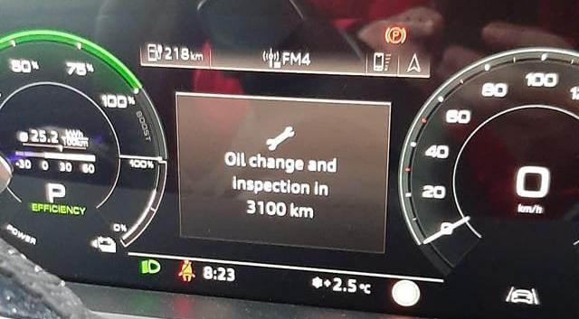 Электромобиль Audi попросил заменить масло, которого у него нет
