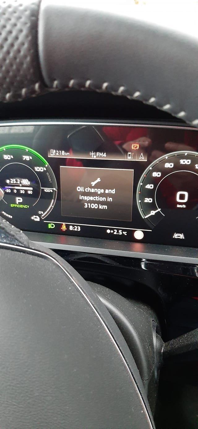 Электромобиль Audi попросил заменить масло, которого у него нет