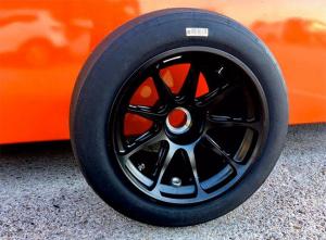 Леклер завершил первые тесты 18-дюймовых шин Pirelli