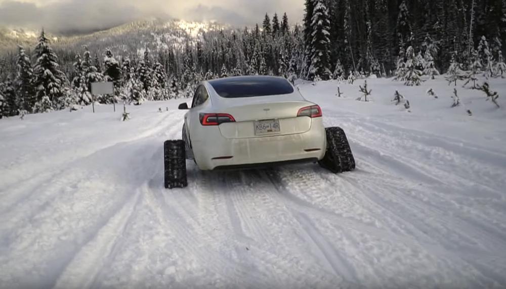 Посмотрите на Tesla Model 3 на гусеницах