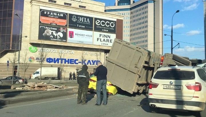 Грузовик опрокинулся и раздавил такси в Москве