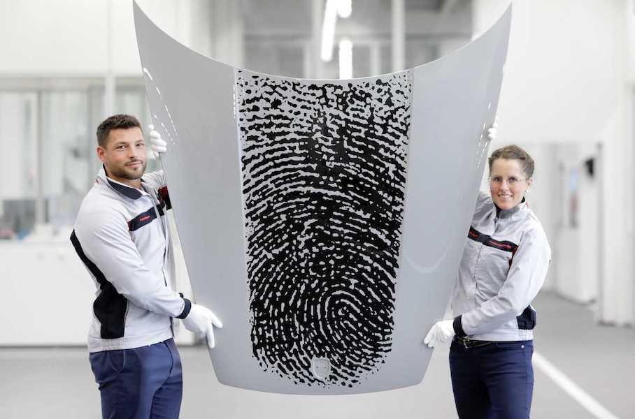 Владельцы Porsche 911 смогут нанести на капот отпечаток пальца