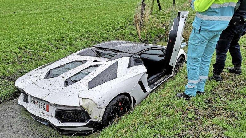 Lamborghini в канаве: в Нидерландах водитель суперкара вылетел с дороги