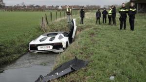 Lamborghini в канаве: в Нидерландах водитель суперкара вылетел с дороги