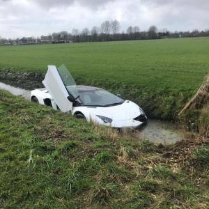Lamborghini в канаве: в Нидерландах водитель суперкара вылетел с дороги