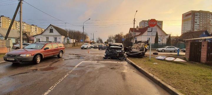 В Минске Яндекс.Такси перевернулось на крышу после столкновения с Mitsubishi