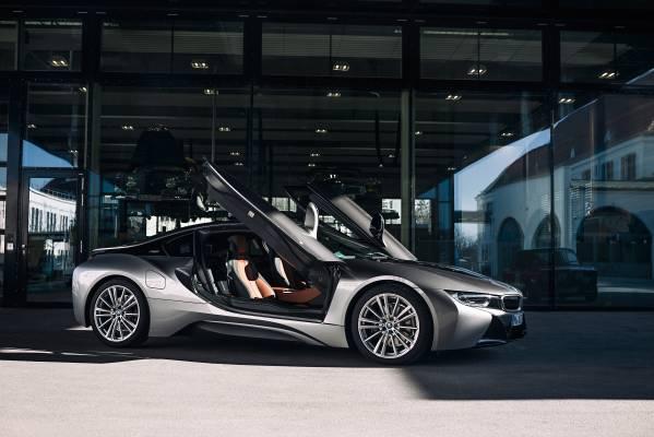 BMW официально подтвердила смерть гибридов i8