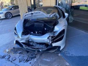 В Аризоне BMW залетел на территорию автосалона McLaren и повредил два спорткара