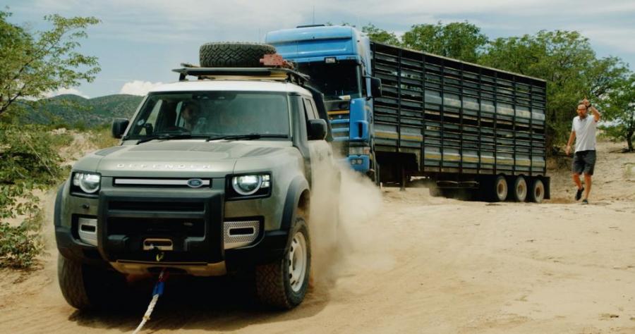 Посмотрите, как два Defender спасают застрявшую 20-тонную фуру