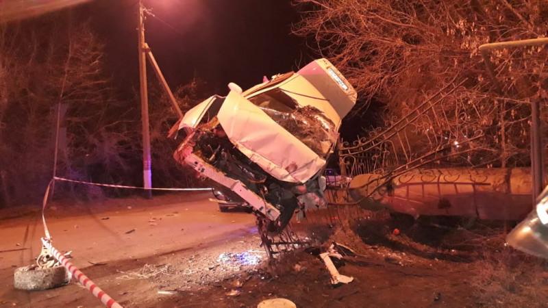 Машина повисла на ограждении после ДТП в Уральске