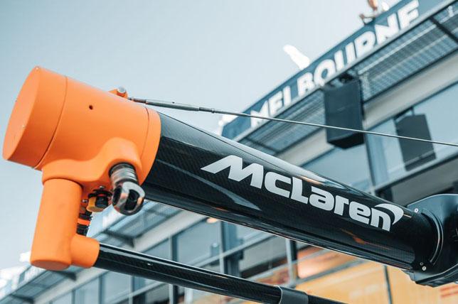 Сотрудники McLaren возвращаются из Мельбурна