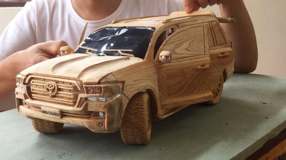 Посмотрите, как доски превращаются в Land Cruiser 200
