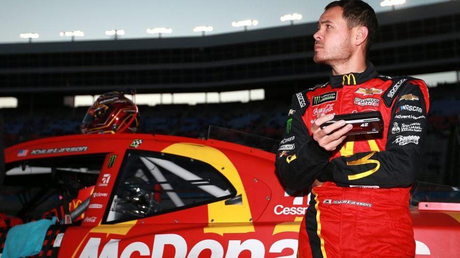 Звезда NASCAR отстранен от команды из-за расистского высказывания