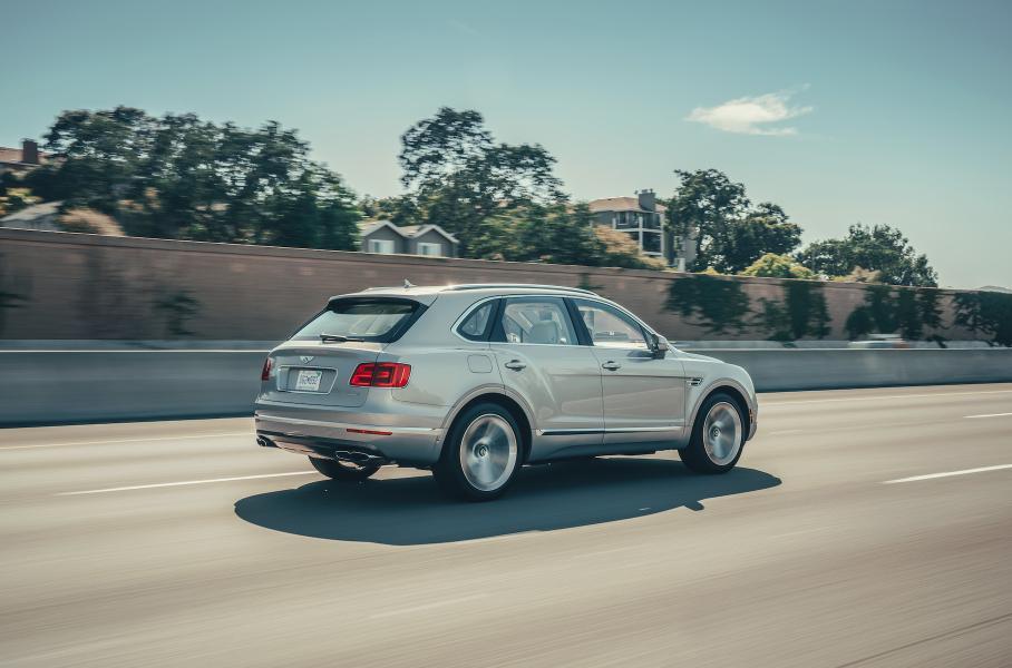 Подсчитан реальный расход гибрида Bentley Bentayga. Он оказался невпечатляющим