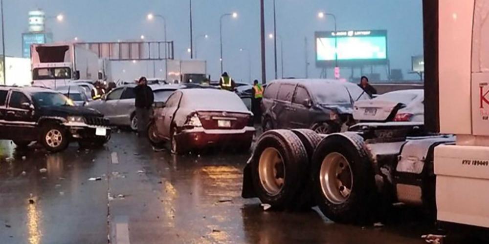 В Чикаго из-за снегопада столкнулось около 60 автомобилей