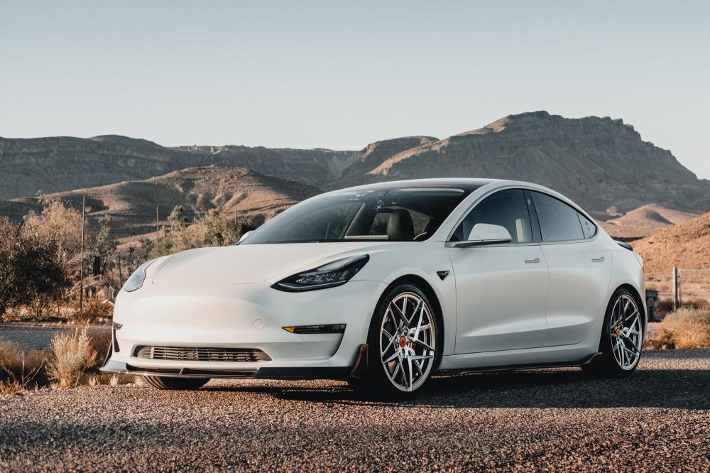 Tesla начала торговать запчастями через Алибабу