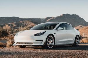 Tesla начала торговать запчастями через Алибабу