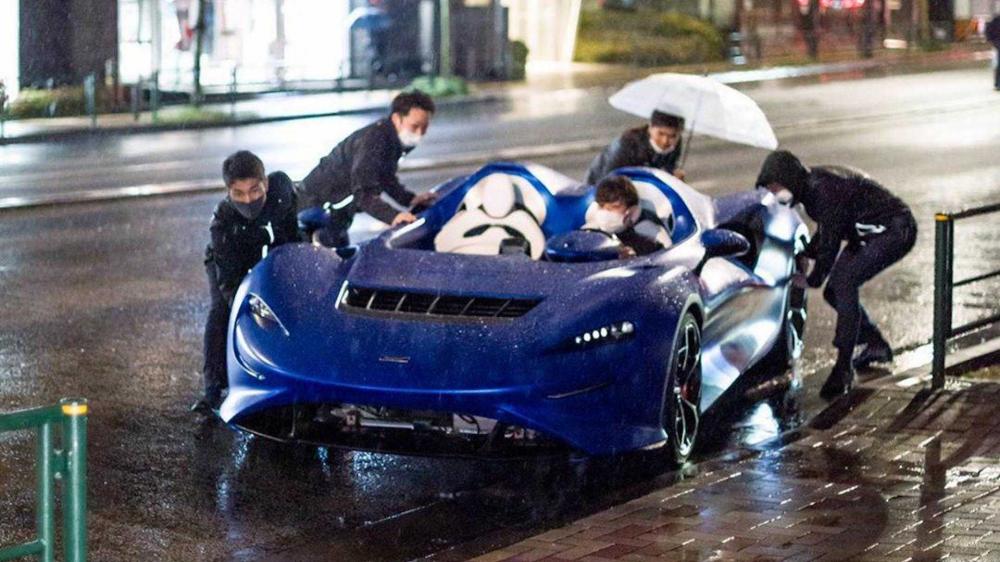 Взгляните, каково приходится водителю McLaren Elva под дождем