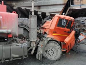 БелАЗ весом в 130 тонн раздавил КамАЗ